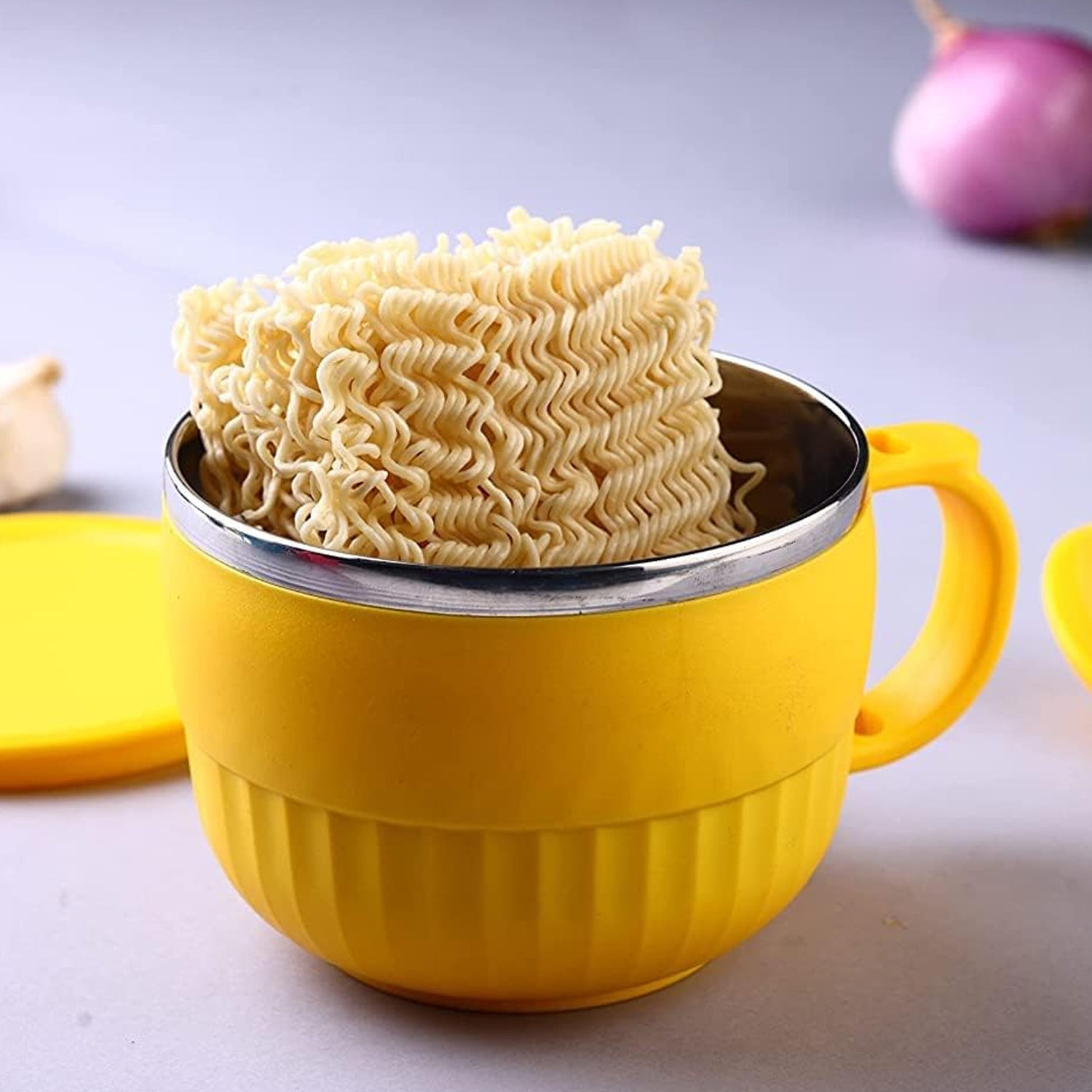 Yellow and white bowl with lid, easy for serving breakfast, fruits, and snacks. Dishwasher safe and easy to carry. Yellow and white bowl with lid, easy for serving breakfast, fruits, and snacks. Dishwasher safe and easy to carry.